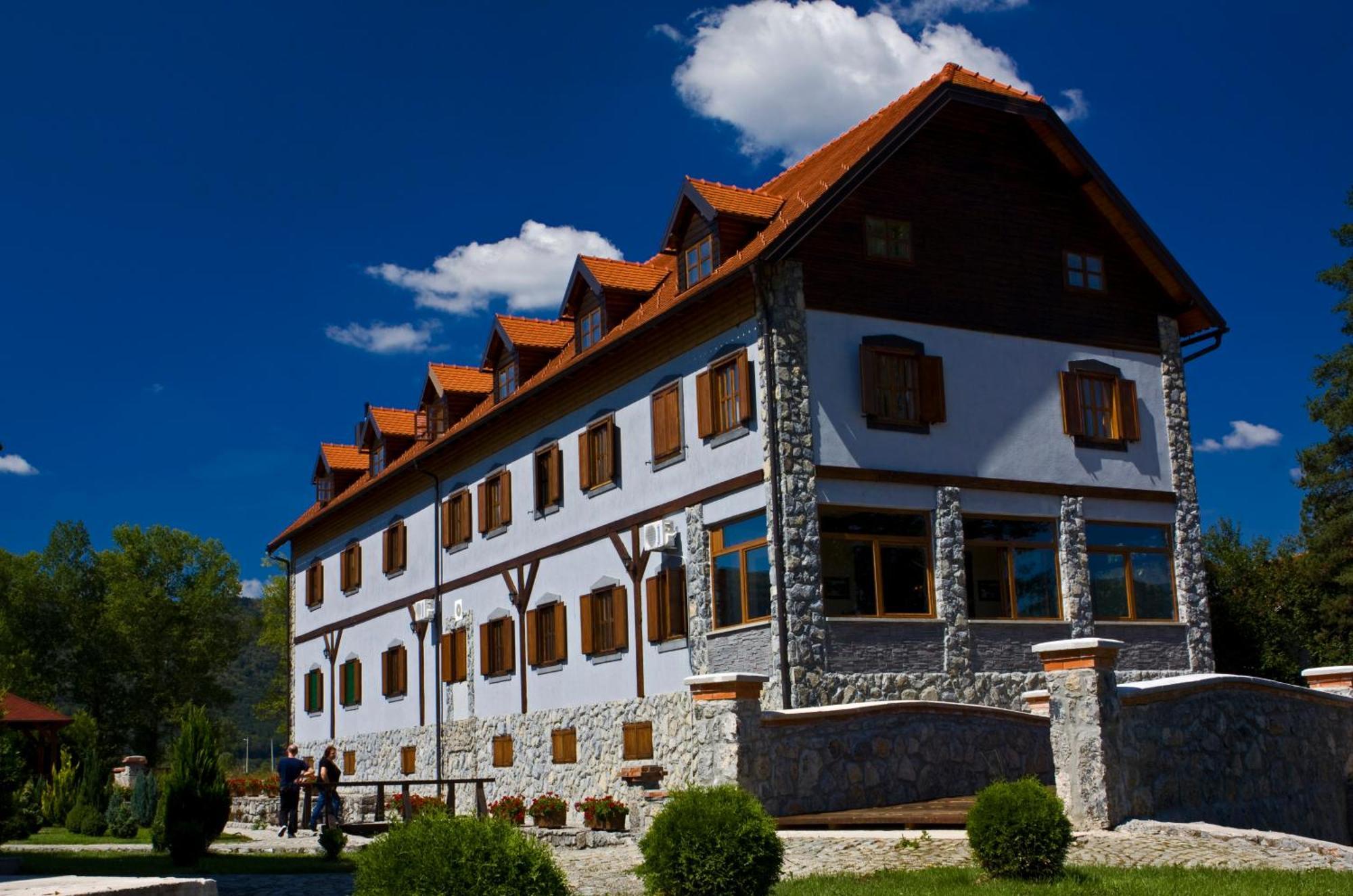 Hotel Gacka Оточац Экстерьер фото