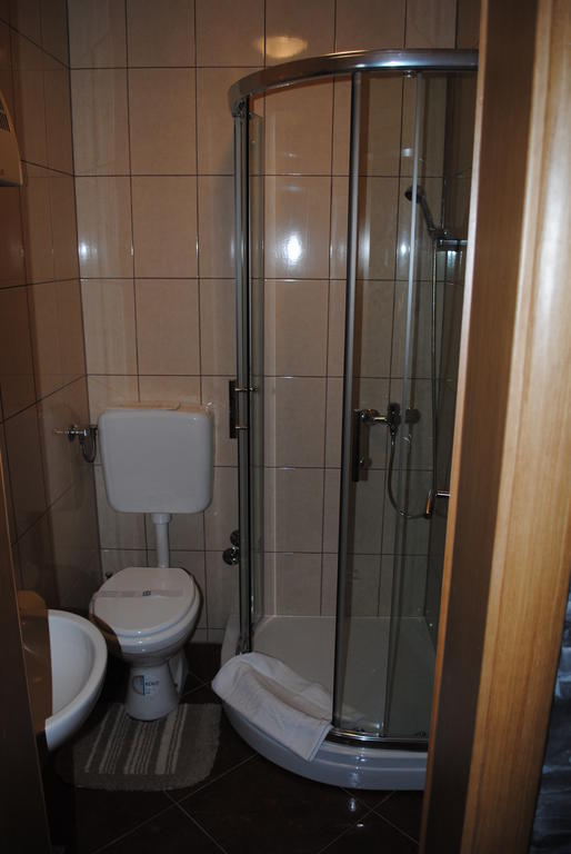 Hotel Gacka Оточац Экстерьер фото