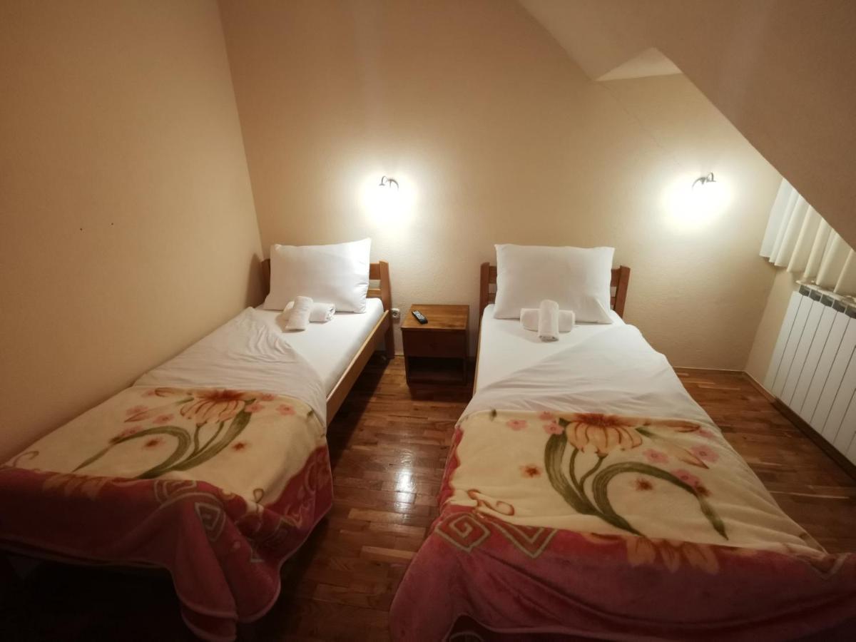 Hotel Gacka Оточац Экстерьер фото