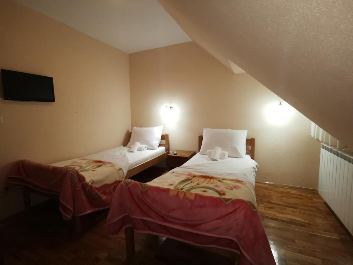 Hotel Gacka Оточац Экстерьер фото